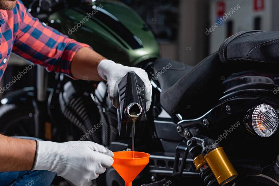 Motor revizyonu yapan usta teknisyen